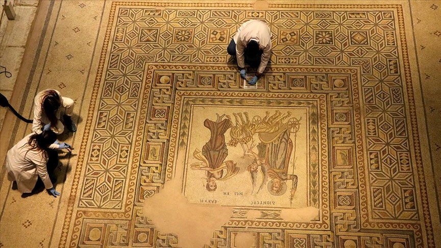 Gaziantep Zeugma Mozaik Müzesi’nin mozaikleri, titizlikle temizlenip korunuyor!